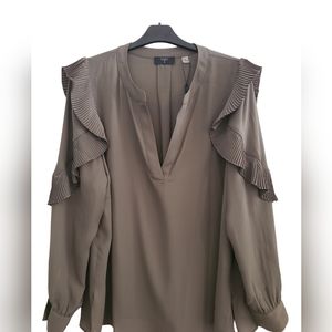 Selling, brand and non brand clothes, new and used. Prices are negotiable 😊